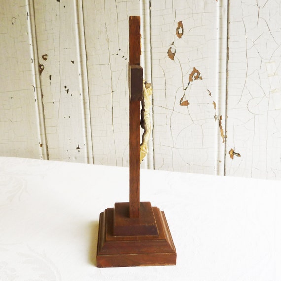 ヴィンテージ木製十字架と金属製イエス像 - カトリックの宗教的室内