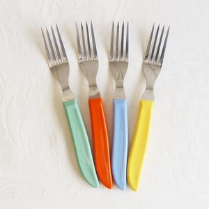 Tenedores de ensalada Quikut de los años 50 con mango de plástico - Fiesta Go-Along, tenedores pequeños - 4 piezas de cubertería de mediados de siglo