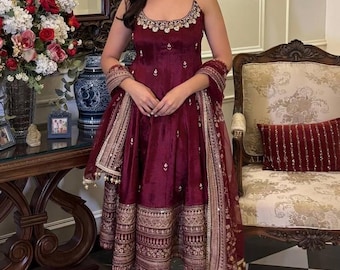 Vestido anarkali de terciopelo bordado en color granate / Traje de boda indio