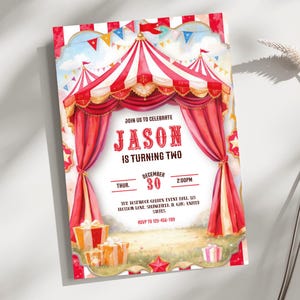 Könnte beinhalten: Eine farbenfrohe Einladung im Zirkus-Stil mit einem rot-weiß gestreiften Zelt-Design. Die Einladung lautet "Feiern Sie mit uns, Jason wird zwei" mit dem Datum 30. Dezember und der Uhrzeit 14:00 Uhr. Enthält RSVP-Informationen.