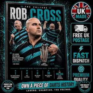 Op de afbeelding: Een ingelijste kunstdruk met Rob Cross, een dartskampioen, met de tekst "The Voltage" en "Own a Piece of Darts History". De afbeelding bevat actiebeelden van Cross, een trofee en diverse prestatie statistieken. De print is gemarkeerd als "UK Made".