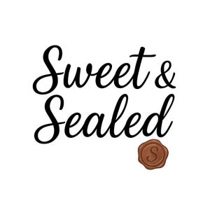 Puede incluir: Fondo blanco con las palabras "Sweet & Sealed" en escritura negra. Un sello de cera marrón con la letra "S" está en la esquina inferior derecha. Ideal para papelería o embalaje de regalo.
