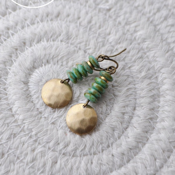 Boucles d'oreilles pendantes. Boucles d'oreilles bohémiennes. Boho jewelry. Aqua . Doré . Coco Matcha.