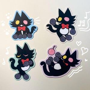 Puede incluir: Cuatro pegatinas con gatos negros de dibujos animados con detalles rosas, amarillos y blancos. Cada gato lleva una pajarita roja y está en una pose diferente, algunas con notas musicales y corazones. Las pegatinas están sobre un fondo blanco.