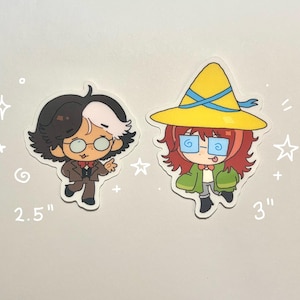 Könnte beinhalten: Zwei Cartoon-Aufkleber. Einer zeigt eine Figur in einem braunen Anzug und Brille, der andere in einer grünen Jacke und einem gelben Hut. Die Aufkleber sind etwa 6,35 und 7,62 cm hoch. Der Hintergrund ist weiß mit Sternen und Pluszeichen.