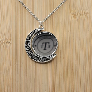 Hexenspiegel Witch's Mirror Necklace: Protective Charm Pendant | Moon Rotation Double Side Pendant