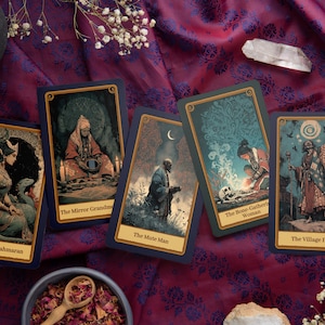 Peut inclure: Un ensemble de cartes de tarot avec des illustrations et du texte. Les cartes pr&eacute;sentent des figures et des sc&egrave;nes, notamment "Secret de Shahmaran", "The Mirror Grandma", "The Mute Man", "The Bone-Gathering Woman" et "The Village Fool". Les cartes sont sur une surface bordeaux &agrave; motifs.