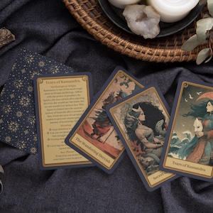 Peut inclure: Un ensemble de cartes de tarot avec des illustrations et du texte de style vintage. Les cartes pr&eacute;sentent des images de femmes, de paysages et d'&eacute;l&eacute;ments c&eacute;lestes. Le texte sur les cartes comprend des titres tels que "Tears of Kassandra" et "The Wandering Dervish."