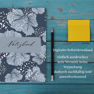 以下が含まれることがあります： 青と白の色合いの花柄デザインのノート。表紙には「Notizbuch」の文字。黄色の付箋と黒い鉛筆が青い木製の表面に置かれています。右側のテキストは「Digitaler Sofortdownload」と書かれています。