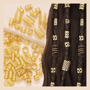 Puede incluir: Una colección de accesorios para el cabello de color dorado, que incluyen anillos, cilindros y cuentas decorativas. Algunos accesorios se muestran en trenzas, mientras que otros están dispersos sobre una superficie. Los accesorios tienen varios patrones y texturas.