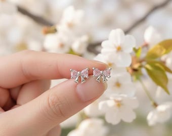 Pendientes de botón con lazo rosa en plata de ley 925 y circonita cúbica: delicadas joyas de plata kawaii