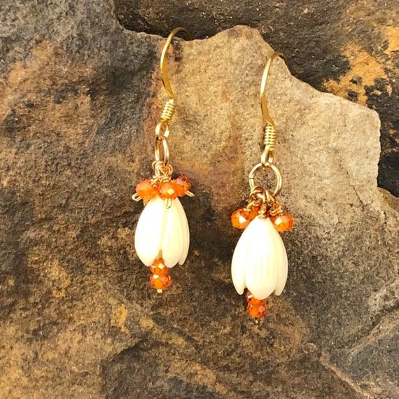 Flower bud earrings with gemstone drops