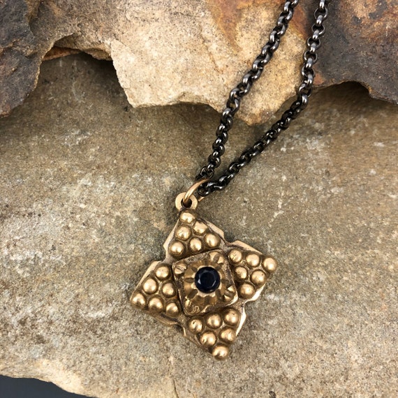 Granulated diamond shaped pendant with Sapphire