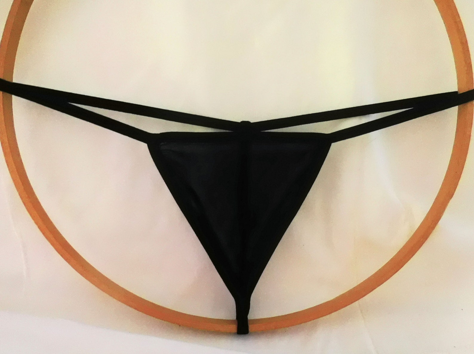 Стринги нова. Стринги со стичами. Стринги нова. Трусы женские velmont. Трусы агент провокатор с дыркой.