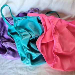 Bañador tipo tanga sin costuras para hombre, estilo bikini, ajustado al cuerpo, con aspecto de cuero, ligero.