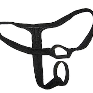 Può includere: Lingerie nera con un cinturino a forma di T e un dettaglio ad anello.