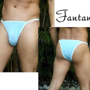 Op de afbeelding: Lichtblauwe string onderbroek met een witte rand. De onderbroek is gemaakt van een zachte, rekbare stof.