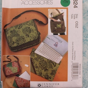 Może przedstawiać: Wzór szycia McCall's na torbę na laptopa. Wzór jest dla rozmiaru OSZ i kosztuje 2,50 $. Wzór pokazuje torbę w zielono-brązowy wzór kwiatowy z brązową klapą i kieszenią z przodu. Torba jest pokazana z laptopem i myszką.