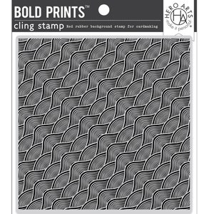 Puede incluir: Un sello transparente de agarre de 15,24 x 15,24 cm con un patrón geométrico en blanco y negro de líneas curvas superpuestas. El sello está etiquetado como "BOLD PRINTS" y "cling stamp".