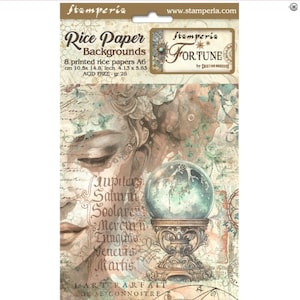 Puede incluir: Hojas de fondo de papel de arroz Stamperia. El paquete presenta un diseño místico con un tema de adivinación. La obra de arte incluye una bola de cristal, elementos celestiales y texto. Cada hoja mide 10,5 x 14,8 cm.