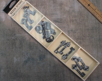 Resin Keys in Wooden Tray Prima Resin Icons