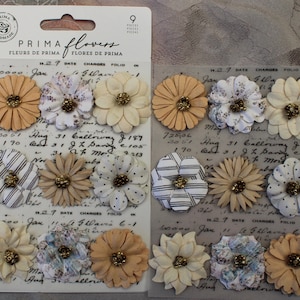 以下が含まれることがあります： クリーム、ベージュ、ブラウンの様々な色合いのプリマフラワーペーパーエンベリッシュメント9個入りパック。花は紙製で、ヴィンテージな外観です。パックには、様々な形とサイズのフラワーが含まれています。