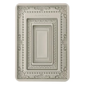 Puede incluir: Un molde de silicona para hornear, con un diseño de marco decorativo de varias capas. El molde es de color gris claro y tiene la palabra "Stamperia" impresa.