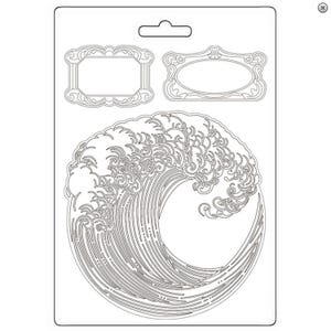 Puede incluir: Una lámina troquelada con tres marcos decorativos y un gran diseño de ola. Los marcos son rectangulares y ovalados, con adornos ornamentados. El diseño de la ola es un patrón estilizado y arremolinado. La lámina es blanca.
