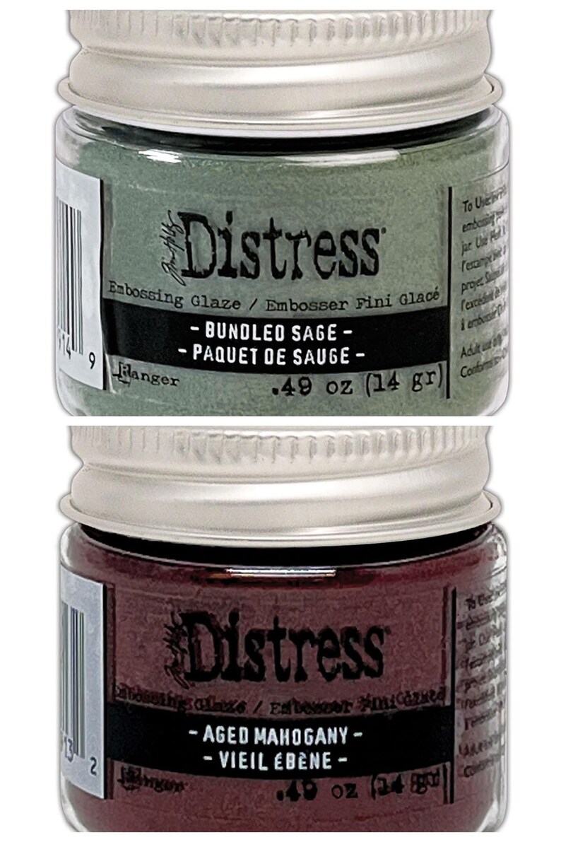 Op de afbeelding: Twee kleine potjes Distress Embossing Glaze. De bovenste pot is groen en heeft het label "Bundled Sage - Paquet de Sauge - 0,49 oz (14 g)". De onderste pot is rood en heeft het label "Aged Mahogany - Vieil &Eacute;b&egrave;ne - 0,49 oz (14 g)".