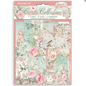 Könnte beinhalten: Ein Karten-Set mit floralen und Schmetterlingsmotiven, betitelt "Cards Collection". Das Set enthält Karten, Tags und einen Lesezeichen. Die Farbpalette umfasst Rosa, Blau und Weiß, mit einer Vintage-Ästhetik.