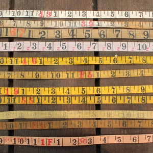 Stoffen rolmaat 1 yard in gele of witte stof geweven, klaar om toe te voegen aan je collage Meetlintmeter roestig