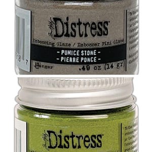 Op de afbeelding: Twee kleine potjes Distress Embossing Glaze. De bovenste pot is gelabeld "Pumice Stone - Pierre Ponce" en is lichtbruin van kleur. De onderste pot is gelabeld "Crushed Olive - Olive Broy&eacute;e" en is donkergroen van kleur. Beide potjes zijn 0,49 ounce (14 gram).