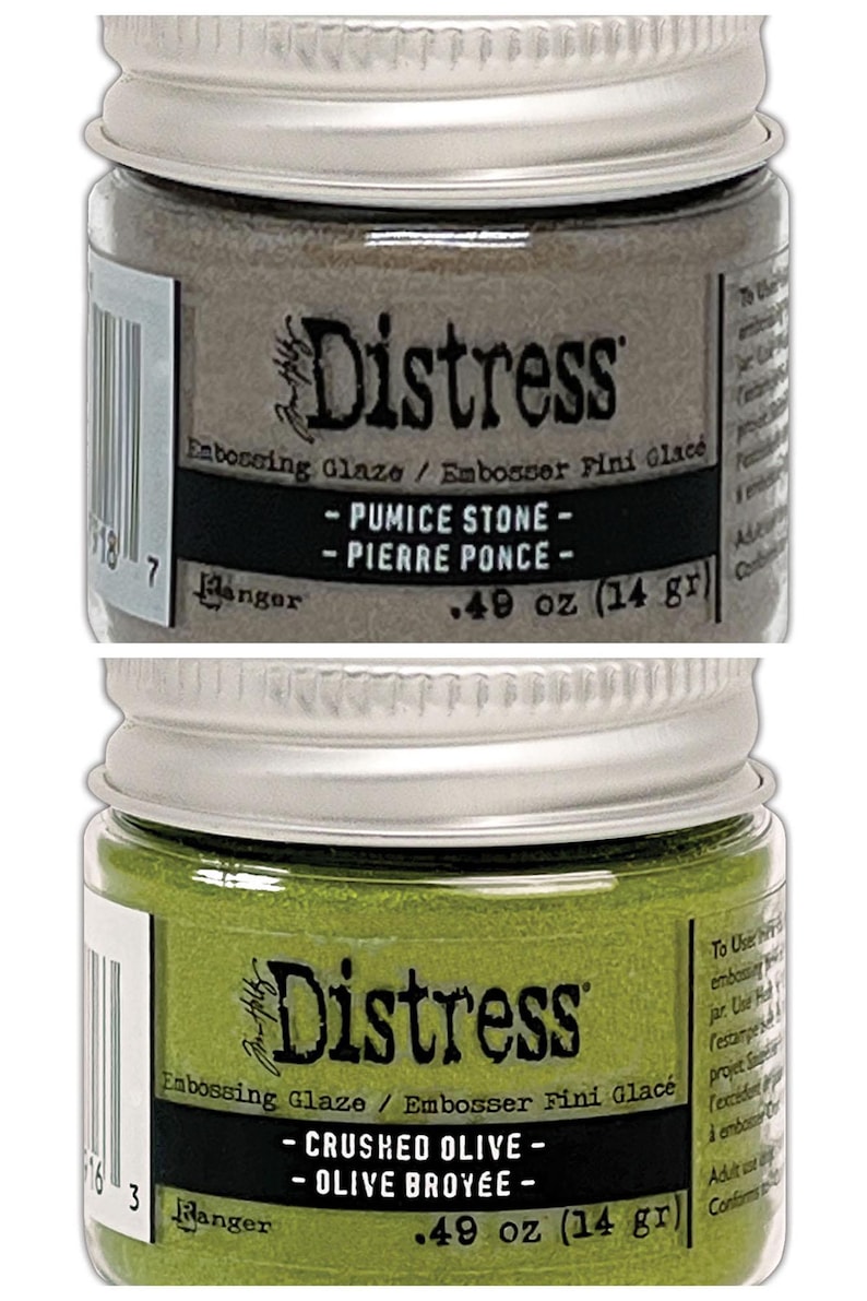 Op de afbeelding: Twee kleine potjes Distress Embossing Glaze. De bovenste pot is gelabeld "Pumice Stone - Pierre Ponce" en is lichtbruin van kleur. De onderste pot is gelabeld "Crushed Olive - Olive Broy&eacute;e" en is donkergroen van kleur. Beide potjes zijn 0,49 ounce (14 gram).