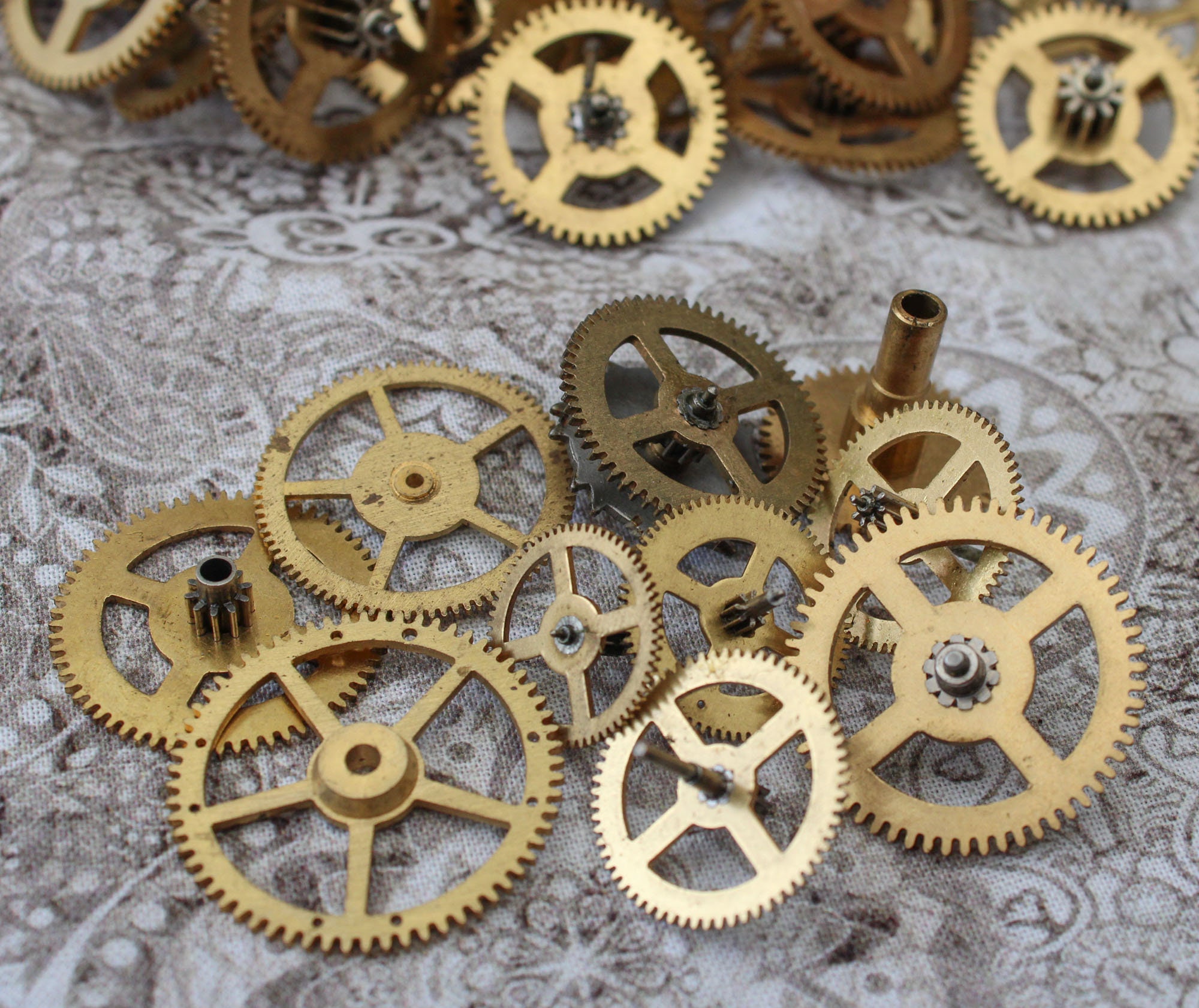 アンティーク 戦前 真鍮製 歯車 時計部品 約500g スチームパンク アクセサリー ゼンマイ 古道具 素材 パーツ 在庫限り懐中時計 歯車 スチームパンク アンティーク ゴールド