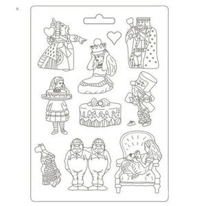 Op de afbeelding: Een doorzichtige plastic mal met lijntekeningen van personages en objecten uit Alice in Wonderland. De afbeeldingen omvatten de Hartenkoningin, de Mad Hatter, een taart en Alice.