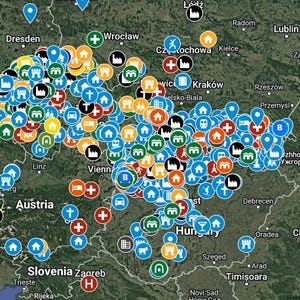 Puede incluir: Un mapa de Europa Central con numerosos marcadores de ubicación. Los marcadores son de varios colores y formas, incluyendo círculos, cruces e iconos de edificios, que indican diferentes puntos de interés.