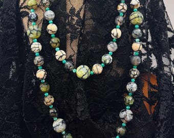 Crackle Agate Beaded Necklace – Bold Green Cream Gemstone Statement Jewelry – Faceted Round Beads