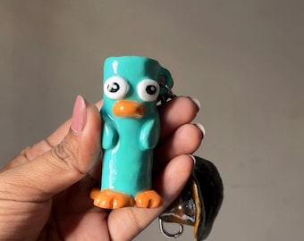 Accendino artigianale Detective Platypus con portachiavi a forma di cappello rimovibile