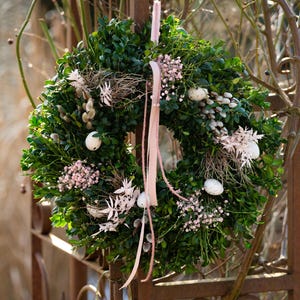 Frischer Frühlingskranz Handgebunden rosa mit Band | Türkranz Frühling & Tischkranz | Osterdeko und Frühlingsdeko | Deko für Ostern