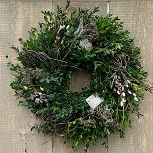 Frischer handgebundener Frühlingskranz | Tischkranz & Türkranz Frühling | Osterdeko Osterkranz mit Buchs und Efeubeeren | Kranz Haustüre