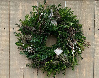 Frischer handgebundener Frühlingskranz | Tischkranz & Türkranz Frühling | Osterdeko Osterkranz mit Buchs und Efeubeeren | Kranz Haustüre