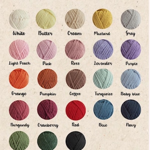 K&ouml;nnte beinhalten: Eine Farbkarte mit Garnkugeln in verschiedenen Farbt&ouml;nen. Der Text "Yarn color" steht oben. Zu den Farben geh&ouml;ren Wei&szlig;, Butter, Creme, Senf, Grau, Hellrosa, Rosa, Rose, Lavendel, Lila, Orange, K&uuml;rbis, Kaffee, T&uuml;rkis, Babyblau, Burgunder, Preiselbeere, Rot, Blau, Marine, Salbei, Wald und Schwarz.