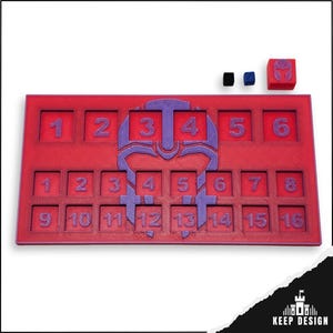 Op de afbeelding: Een rood spelbord met genummerde vierkanten en een paars embleem. Inclusief drie dobbelstenen, twee kleine en één grotere, allemaal met hetzelfde embleem. De nummers 1-16 zijn zichtbaar op het bord. Het Keep Design-logo staat rechtsonder.