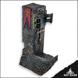Op de afbeelding: Een verweerde, steenachtige sculptuur met een kruis en een rode banner. De sculptuur heeft een rechthoekige vorm met een gedetailleerd, getextureerd oppervlak. Extra kenmerken zijn een gouden kruis en luidsprekerachtige elementen.