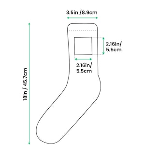Op de afbeelding: Een zwart-witte lijntekening van een sok met het label EMBROIDERED SOCKS. Het diagram toont een totale hoogte van 45,7 cm, een breedte van 8,9 cm en een vierkant borduurgebied van 5,5 cm bij 5,5 cm met bijbehorende maatpijlen.