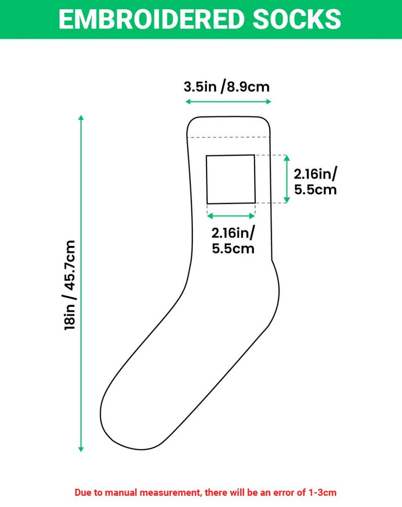 Op de afbeelding: Een zwart-witte lijntekening van een sok met het label EMBROIDERED SOCKS. Het diagram toont een totale hoogte van 45,7 cm, een breedte van 8,9 cm en een vierkant borduurgebied van 5,5 cm bij 5,5 cm met bijbehorende maatpijlen.