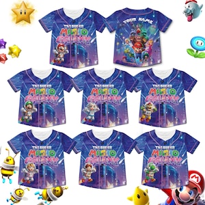 Puede incluir: Una taza de cer&aacute;mica blanca con un asa negra y el texto "But First, Coffee" en un estilo manuscrito. La taza est&aacute; sobre una superficie blanca. La taza mide 10 cm de alto.