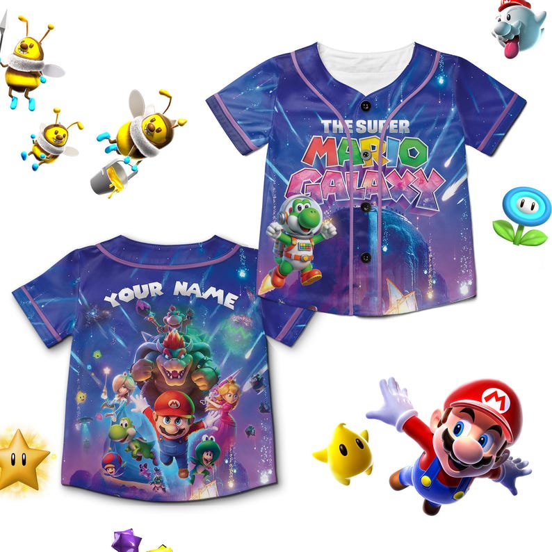 Puede incluir: Camiseta de b&eacute;isbol azul con dise&ntilde;o de "The Super Mario Galaxy". La parte delantera presenta a Yoshi y el logo del juego, mientras que la parte trasera tiene espacio para un nombre personalizado. La camiseta tiene botones y cuello blanco.