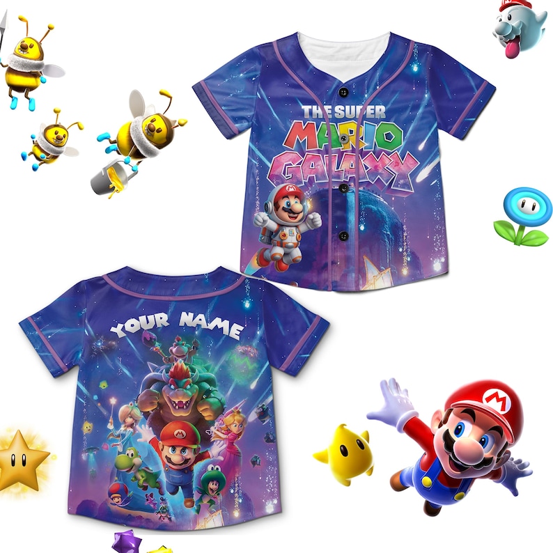 Puede incluir: Una taza de cer&aacute;mica blanca con un asa negra y el texto "But First, Coffee" en negrita negra. La taza est&aacute; sobre una superficie de madera. La taza mide aproximadamente 10 cm de alto.