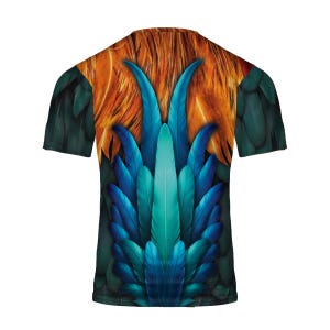 Puede incluir: Una camiseta de manga corta con un dise&ntilde;o vibrante de plumas. La camiseta muestra un patr&oacute;n detallado de plumas azules, turquesas y naranjas, creando un efecto visual llamativo. El dise&ntilde;o cubre toda la parte delantera y trasera de la camiseta.